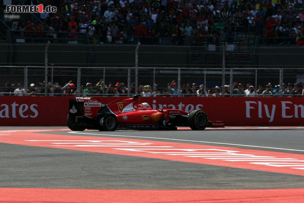 Foto zur News: Vettel liegt nach Brechstangen-Aufholjagd schon an elfter Stelle, als er sich in der 17. Runde dreht. Nach seinem Crash in der 51. Runde, auf Rang zwölf liegend, ist der Spuk endgültig vorbei. Der Ferrari-Pilot ärgert sich: &quot;Unser Tempo war gut. Ich hätte die Mercedes vielleicht ärgern können.&quot;