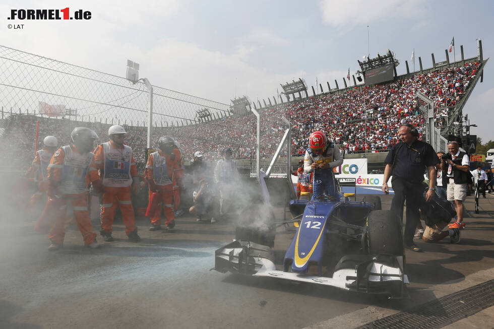 Foto zur News: Felipe Nasr fährt hinter Teamkollege Marcus Ericsson auf Platz 14., als ihm in der 58. Runde die Bremsscheibe explodiert. Weil er die Sauber-Crew vorgewarnt hat, ist er nach dem Ausfall sauer: &quot;Ich habe es ihnen ja gesagt. Ich bin nur heilfroh, dass es in einer langsamen Kurve passiert ist.&quot;