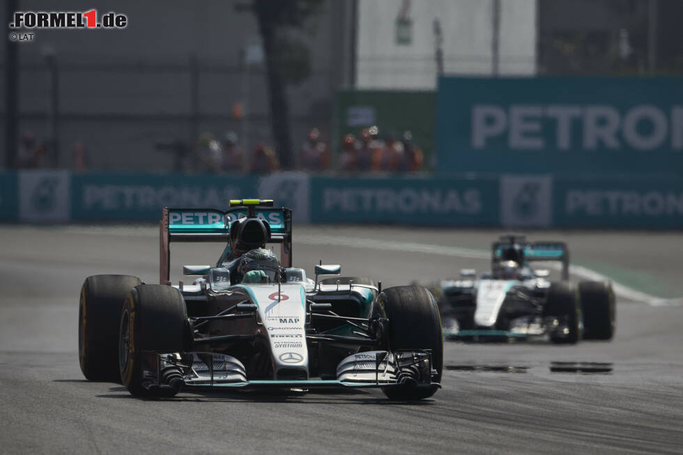 Foto zur News: Das große Finish: Hamilton macht mit schnellsten Runden Druck, Rosberg reagiert und verlässt, wie schon in Austin, die Strecke. Sein Glück, dass Hamilton just im gleichen Moment das gleiche Missgeschick passiert. Hamilton stichelt bei der FIA-PK: &quot;Diesmal gab&#039;s keine Windböen.&quot; Die hat Rosberg in Austin als Erklärung für seinen rennentscheidenden Fehler strapaziert.