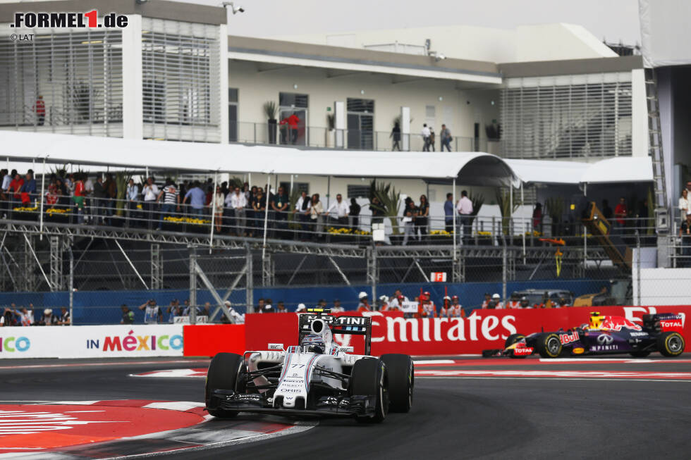 Foto zur News: Bottas gewinnt das Duell um Platz drei gegen Kwjat, fährt mit 14,5 Sekunden Rückstand auf Rosberg über die Ziellinie und 2015 zum zweiten Mal nach Montreal aufs Podium. Auffällig: Es ist wieder eine bremsenmordende Strecke, auf der der Finne zuschlägt.