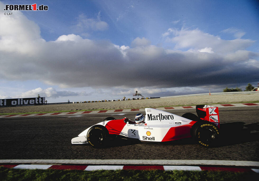 Foto zur News: ...ehe er in Runde 30 in der Zielkurve abfliegt. Dennoch ist er das Gesprächsthema in der Formel 1. Nachdem Senna das Team verlässt, führt Häkkinen McLaren - ab sofort mit Peugeot-Motoren - an. Die Mannschaft aus Woking ist aber auf dem absteigenden Ast. Häkkinen will dies mit großen Einsatz wettmachen, was...