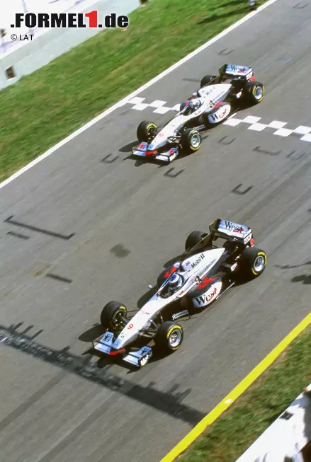 Foto zur News: ...platzt der Knoten: Coulthard lässt Häkkinen auf Befehl der Box passieren, Als Williams-Pilot Jacques Villeneuve den Titel sicher hat, lässt er beide McLaren vorbei, und Häkkinen liegt plötzlich in Führung. Im 96. Rennen...