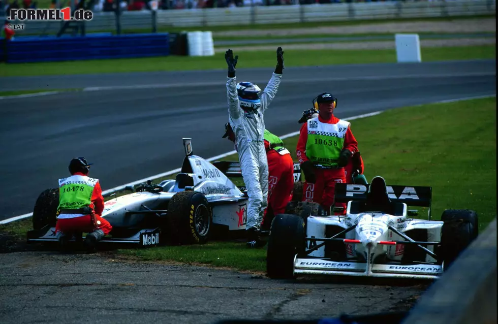 Foto zur News: ...1997, im Jahr der Rückkehr der Silberpfeile. Es ist aber nicht Häkkinen, der den Sieg beim Saisonauftakt feiert, sondern Teamkollege David Coulthard. Dem Finnen klebt das Pech an den Füßen: Mehrmals scheidet er in Führung liegend aus. Erst beim Saisonfinale in Jerez...