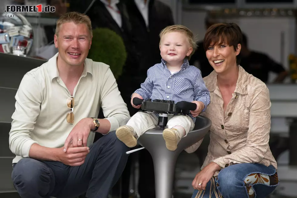 Foto zur News: ...mit Sohn Hugo und Frau Erja den Grand Prix von Monaco. Ganz ohne Motorsport hält er es aber langfristig dann doch nicht aus: 2005 startet Häkkinen...