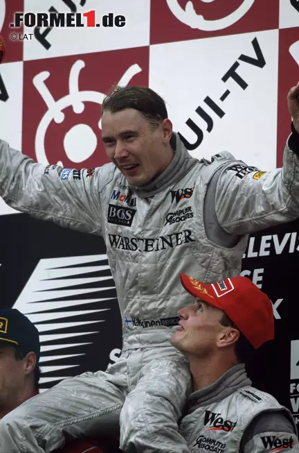 Foto zur News: Mit Erfolg, denn beim Saisonfinale in Suzuka krönt er sich zum Formel-1-Weltmeister. Die Rückkehr der Silberpfeile ist damit perfekt.