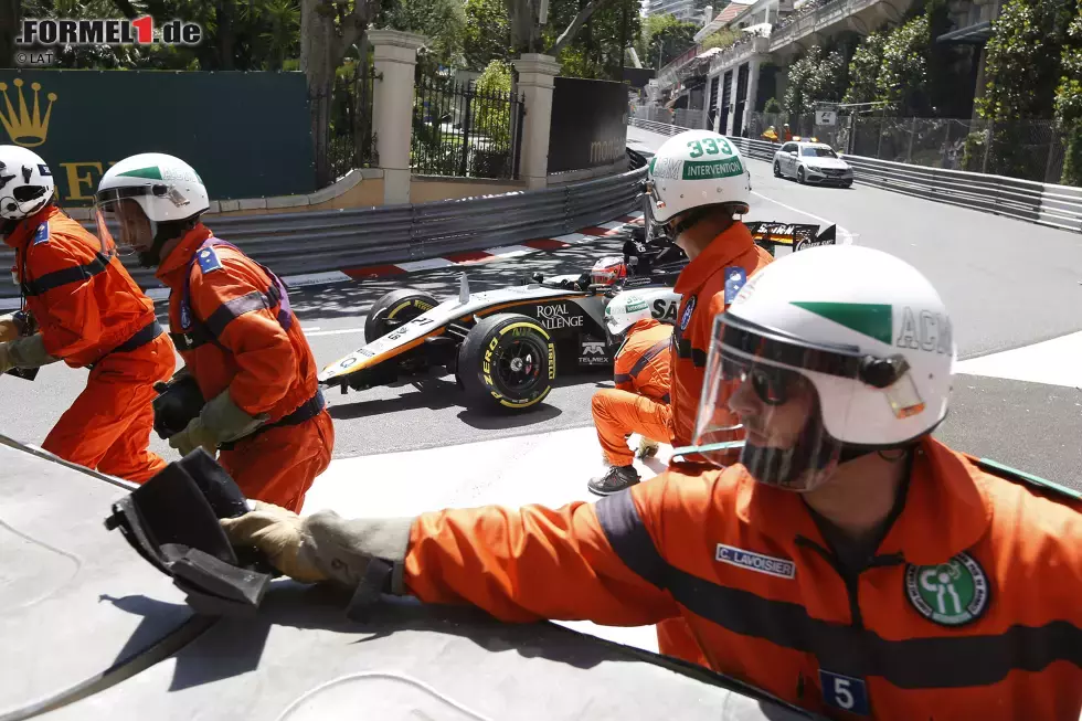 Foto zur News: Nico Hülkenberg kracht nach einer Berührung mit Fernando Alonso bei Mirabeau in die Mauer. Die Rennleitung findet, das sei Alonsos Schuld gewesen - weswegen dieser eine Fünf-Sekunden-Strafe kassiert.