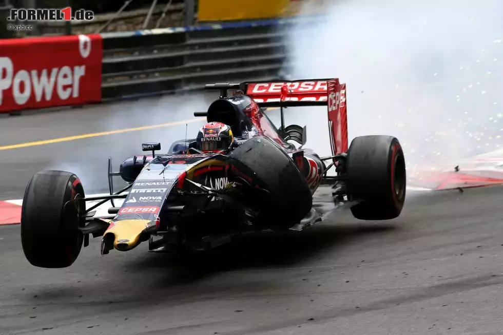 Foto zur News: Als der Toro-Rosso-Junior mit hoher Geschwindigkeit in die Leitplanken kracht, bleibt Papa Jos an der Box das Herz stehen. Aber Verstappen gibt sofort Entwarnung: &quot;Mir geht&#039;s gut!&quot;