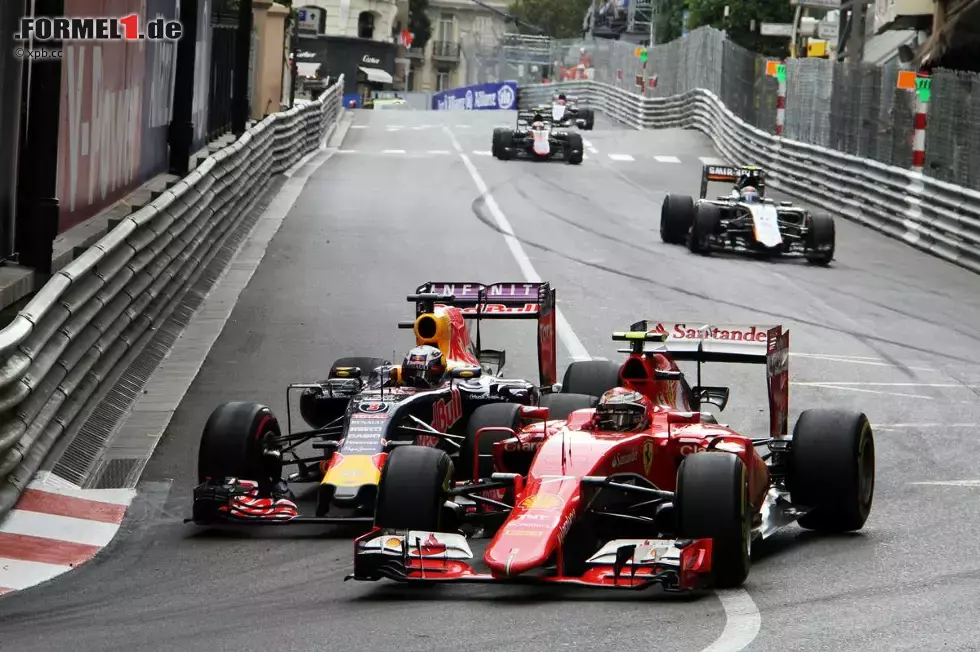 Foto zur News: Räikkönen vs. Ricciardo zum Zweiten, diesmal mit umgekehrten Vorzeichen um den fünften Platz. Dass die Rennleitung den Rempler des Red-Bull-Piloten bei Mirabeau nicht ahndet, überrascht viele. Ricciardo wird am Ende Fünfter, obwohl ihn Teamkollege Kwjat zwischenzeitlich durchlässt, um mit frischen Supersoft-Reifen Jagd auf das Podium zu machen. Aber als ihm das nicht gelingt, werden die Plätze wieder zurückgetauscht.