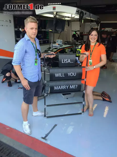 Foto zur News: Dieser Heiratsantrag ist echt: Ein Fan nutzt den Pitwalk bei Force India, um um die Hand seiner Freundin anzuhalten. Mit mehr Erfolg als die Hamilton-Fans. Wir wünschen dem verliebten Paar alles Gute!