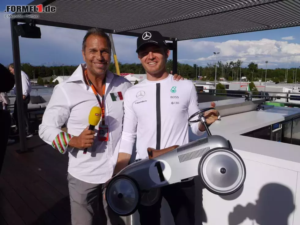 Foto zur News: Verheiratet ist Nico Rosberg schon, jetzt hat er auch Nachwuchs. RTL stellt sich mit einem Silberpfeil-Bobbycar ein - dumm nur, dass es ein Mädchen geworden ist. Name übrigens noch unbekannt. Sebastian Vettel wurde vor Monza auch zum zweiten Mal Papa, und auch bei ihm ist es wieder ein Mädchen geworden. Emily hat jetzt ein Schwesterchen namens Matilda. Genaue Schreibweise to be confirmed.