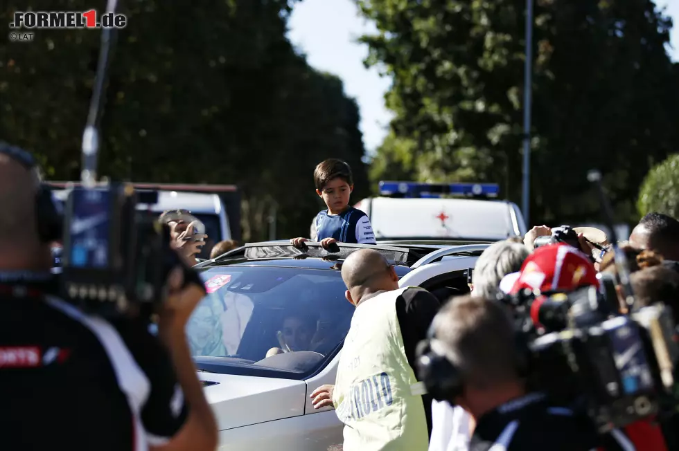 Foto zur News: Der kleine Massa ist sowieso schon Paddock-Stammgast. Und genießt sichtlich, wie sein Papa Felipe bei der Ankunft im Paddock immer noch von den Ferrari-Tifosi gefeiert wird. Obwohl der längst Williams-Fahrer ist.