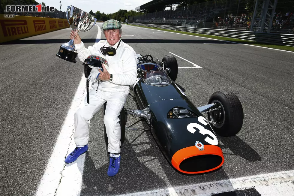 Foto zur News: Vor genau 50 Jahren hat Jackie Stewart in Monza seinen ersten Grand Prix gewonnen. Mit dem Pokal von damals posiert er für die Fotografen, mit dem BRM von damals dreht er sogar eine Demorunde. 26 weitere Siege und drei WM-Titel sollten nach der Sternstunde im Jahr 1965 folgen.