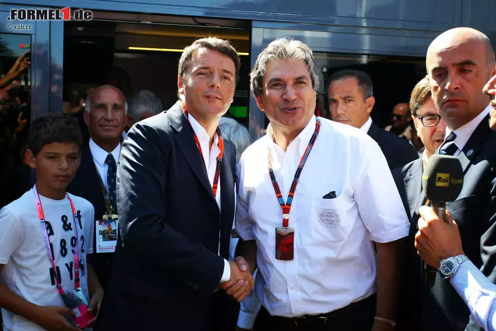 Foto zur News: Wenn der Chef schon dran war, darf auch mal der Assistent in die Kameras lächeln: Nicht Bernie Ecclestone, sondern dessen Assistent Pasquale Lattuneddu schüttelt hier dem italienischen Ministerpräsidenten Matteo Renzi die Hand. Der lässt Ecclestone ausrichten: &quot;Hände weg von Monza!&quot;