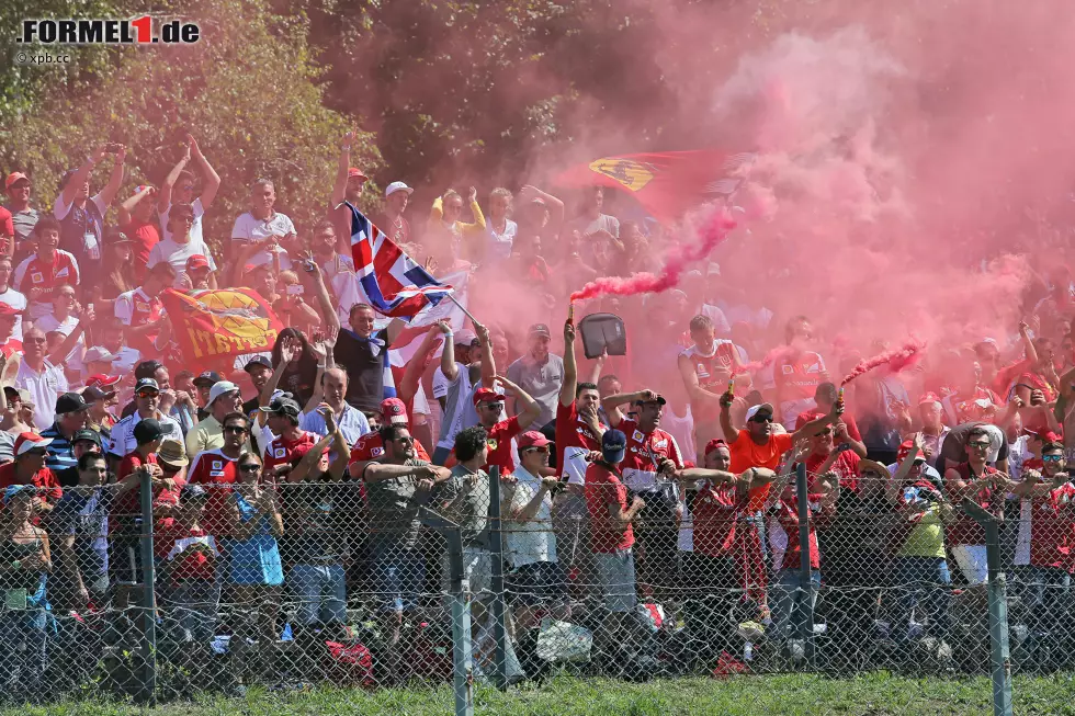 Foto zur News: Mit gutem Grund: Nirgendwo sonst sind die Formel-1-Fans so euphorisch wie in Italien. Denen den Grand Prix wegzunehmen, hält sogar Sebastian Vettel für eine &quot;dumme Idee&quot;.