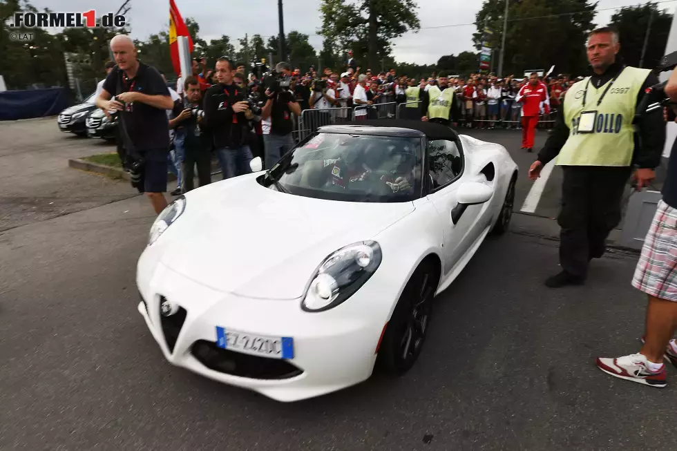 Foto zur News: Der genießt sein neues Leben als Ferrari-Fahrer - und sein gutes Verhältnis zu Teamkollege Kimi Räikkönen. Umjubelt von den Tifosi am Paddock-Gate kommen die beiden am Sonntag gemeinsam im Alfa Romeo an der Strecke an.