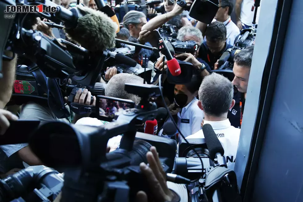 Foto zur News: Das Nachspiel: Auch Stunden nach dem Rennen steht noch nicht fest, ob Hamilton den Grand Prix nun gewonnen hat oder nicht. Und Mercedes-Technikchef Paddy Lowe muss nach den FIA-Rennkommissaren auch noch den Journalisten erklären, warum mit dem Reifendruck links hinten eigentlich alles okay war.