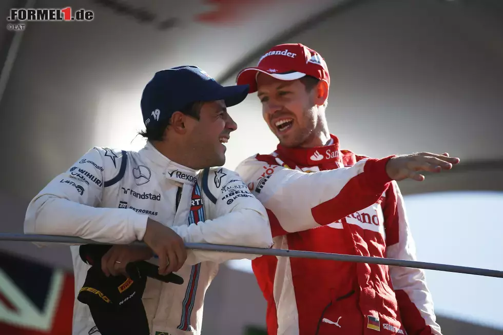 Foto zur News: &quot;Schön, oder?&quot;: Felipe Massa und Sebastian Vettel genießen die Siegerehrung auf dem vielleicht schönsten Sport-Podium der Welt. &quot;Das ist der schönste zweite Platz meines Lebens&quot;, sagt Vettel, den Tränen nahe. Ferrari ist, so kriegt man das Gefühl, die große Liebe seines (Rennfahrer-)Lebens.