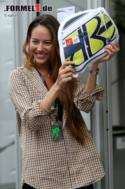 Foto zur News: 2009 lächelte Jessica ihren Jenson zum Gewinn des WM-Titels mit Brawn.