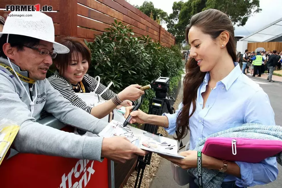 Foto zur News: Wer ist hier der Star? In Japan ist Jessica Michibata sicherlich mindestens ebenso bekannt wie Jenson Button.