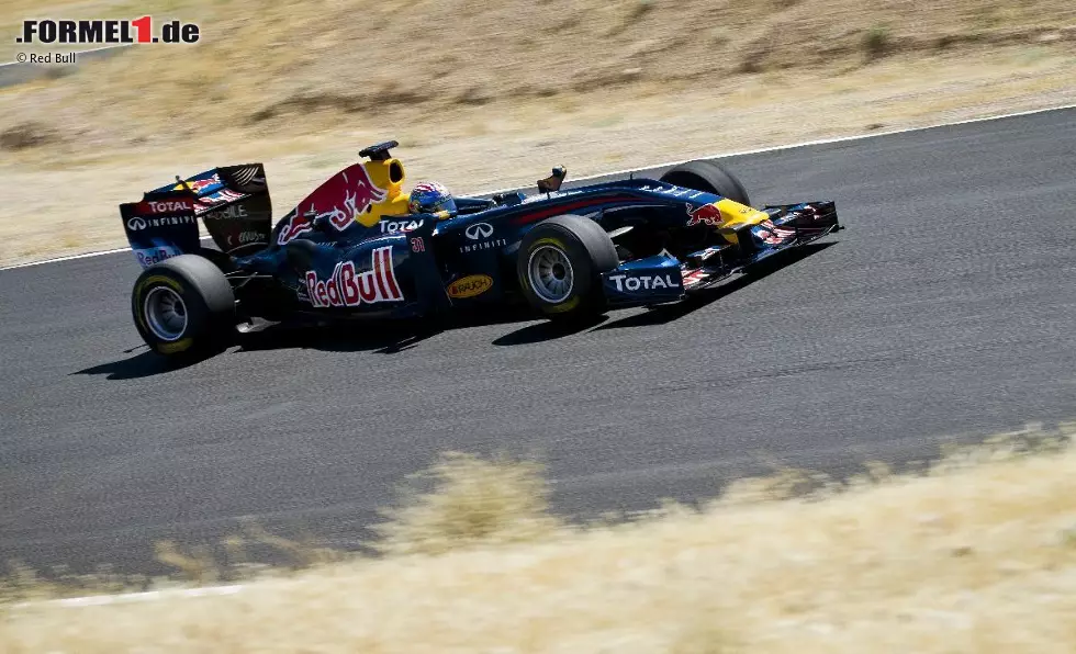 Foto zur News: 23. August 2011: Kein Fahrer aus einer anderen Rennserie, sondern Hollywood-Star Tom Cruise nimmt im Cockpit eines Red-Bull-Renault RB6, dem Weltmeisterauto von Sebastian Vettel aus der Saison 2010, Platz. Cruise begibt sich in Willow Springs (Kalifornien) auf Testfahrt.