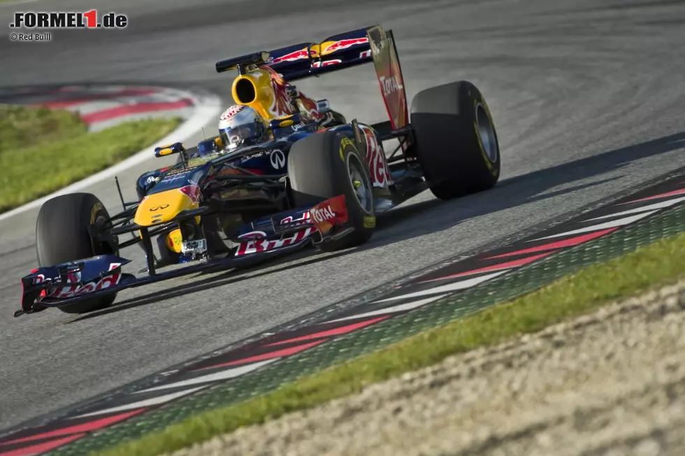 Foto zur News: 2. Juni 2012: Enige Monate nach Tom Cruise sitzt erneut ein Motorsport-Fremdling im Red-Bull-Cockpit. Skisprung-Star Thomas Morgenstern pilotiert auf dem Red-Bull-Ring in Spielberg den Red-Bull-Renault RB7, mit dem Sebastian Vettel in der Formel-1-Saison 2011 seinen zweiten WM-Titel gewann.