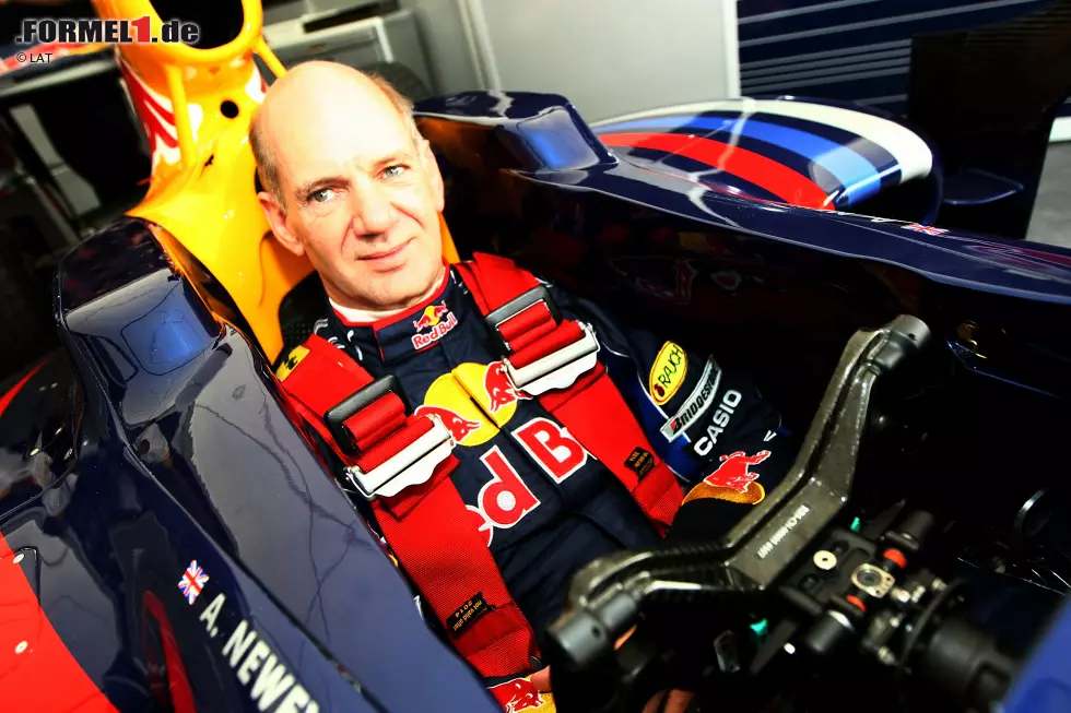 Foto zur News: Und auch Red-Bull-Stardesigner Adrian Newey testet immer mal wieder eine seiner Konstruktionen. So auch am 2. Juli 2010 den Red-Bull-Renault RB5 beim Festival of Speed in Goodwood.