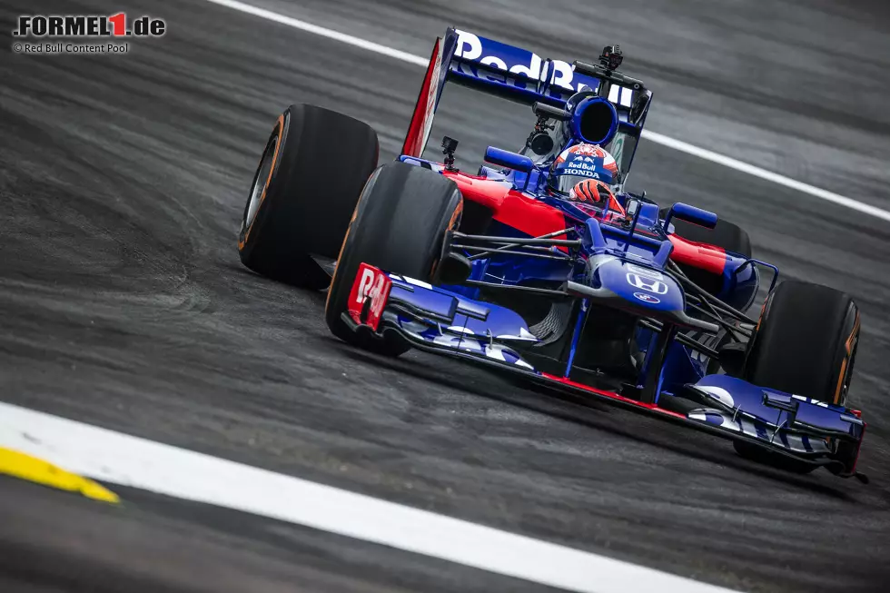 Foto zur News: 5. Juni 2018: In Person von Marc Marquez klettert nach Max Biaggi und Valentino Rossi ein weiterer MotoGP-Star in ein Formel-1-Auto. Auf dem Red-Bull-Ring in Spielberg dreht der Honda-Werkspilot seine Runden in einem alten Ferrari-befeuerten Toro Rosso STR7 - mit Honda-Logos - von 2012. Gleichzeitig ...