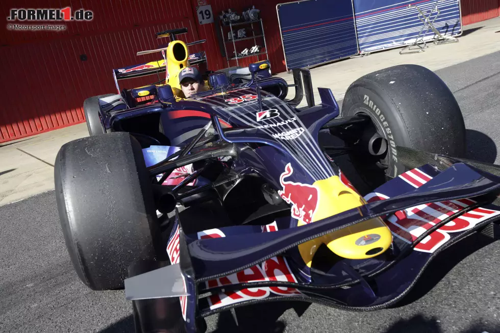 Foto zur News: Kurz vor Rossis Mugello-Test steigt Rallye-Weltmeister Sebastien Loeb am 17. November 2008 zu Testzwecken ins Formel-1-Cockpit. &quot;Super-Seb&quot; sitzt in Barcelona im aktuellen Red-Bull-Renault RB4 aus der Saison 2008.