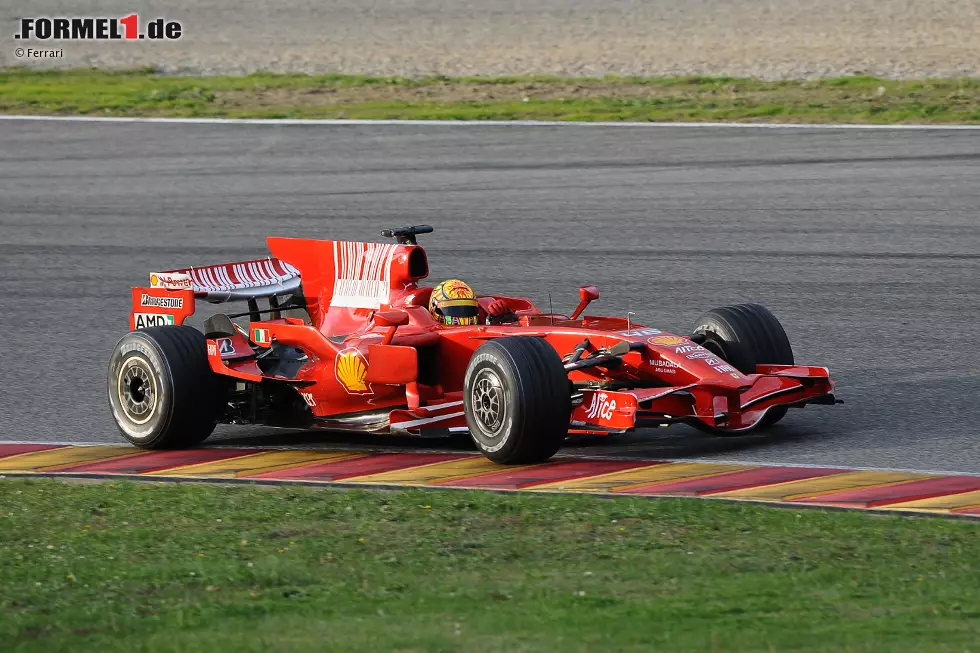 Foto zur News: 21. November 2008: Zwei Jahre nach Zanardi sitzt erneut dessen Landsmann Valentino Rossi im Formel-1-Cockpit. &quot;The Doctor&quot; steigt kurz nach dem Gewinn eines achten von neun Titeln in der Motorrad-WM wieder in einen Ferrari. Diesmal handelt es sich um den aktuellen F2008, den er auf seiner Paradestrecke Mugello testet.