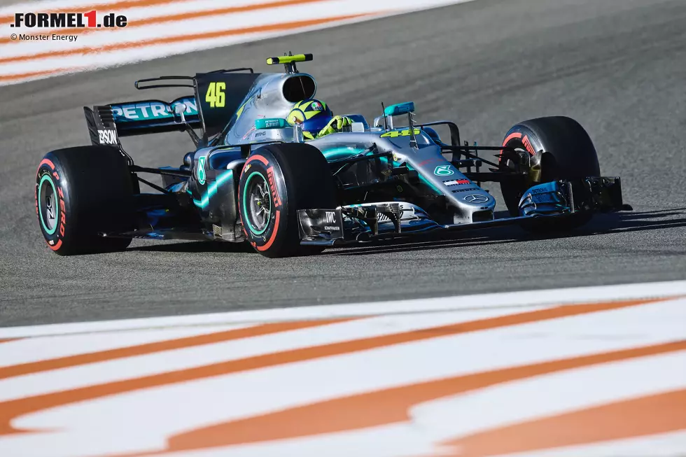 Foto zur News: 9. Dezember 2019: Gut ein Jahr nach Johnson vs. Alonso in Bahrain kommt es in Valencia zu einem weiteren überaus prominenten Fahrzeugtausch. Der bereits mit Formel-1-Testerfahrung gesegnete MotoGP-Superstar Valentino Rossi fährt das Weltmeisterauto von Lewis Hamilton von 2017, den Mercedes F1 W08. Im Gegenzug fährt Hamilton Rossis Yamaha M1 aus der MotoGP-WM.