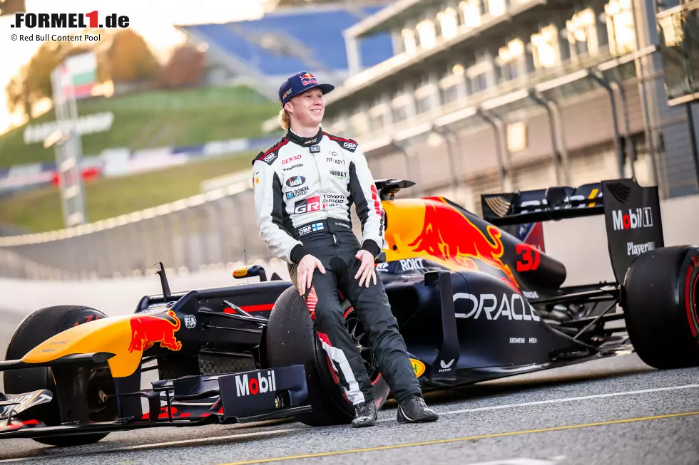 Foto zur News: 6. November 2024: Mit Kalle Rovanperä wagt sich ein weiterer Rallye-Weltmeister ans Steuer eines Formel-1-Autos. In Spielberg fährt der Finne einen Red Bull RB8, das Weltmeisterauto von Sebastian Vettel aus der Saison 2012.