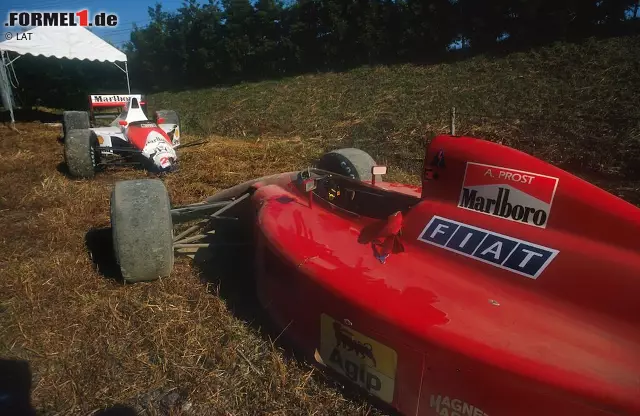 Foto zur News: ...denn genau ein Jahr nach dem folgenschweren Suzuka-Crash ist es Senna, der 1990 an Ort und Stelle den Spieß umdreht. Er schießt Prost wenige Meter nach dem Start bei hoher Geschwindigkeit ab, sorgt für einen Dopppelausfall und holt sich damit die WM. "Der kleine General", wie ihn die Formel-1-Welt längst getauft hat, tobt wegen der Aktion.