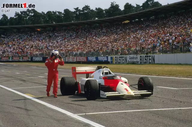 Foto zur News: Der Weg zum Triple ist frei, doch 1987 hat sich Fortuna von Prost abgewandt. Obwohl der damals 32-Jährige selbst wenig Fehler macht und sich durch gewohnte Verbissenheit auszeichnet, bleibt für ihn nur Rang vier in der Fahrer-WM. Zwar deutlich vor seinem Teamkollegen Stefan Johansson, aber erstmals in seiner Karriere hinter Ayrton Senna. Da nützt es auch nichts, dass Prost in Hockenheim versucht, seinen ausgerollten Boliden wie einst Jack Brabham über die Ziellinie zu schieben. Vergeblich.