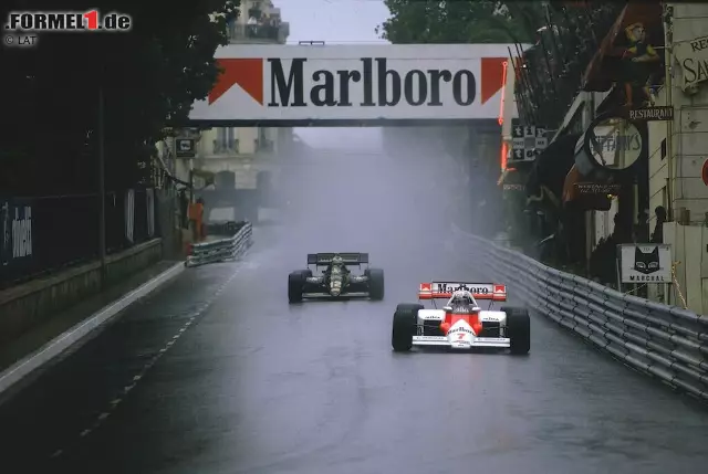 Foto zur News: Die Wogen mit McLaren haben sich geglättet. 1984 geht es zurück nach Woking und die Fehde mit Senna nimmt ihren Anfang: Genauer gesagt in Monaco, wo der in Führung liegende Prost im starken Regen auf einen Abbruch des Rennens drängt und so der Aufholjagd des aufstrebenden Brasilianers ein jähes Ende setzt. So ist es ausgerechnet Prost, der mit den ersten politischen Spielchen den Grundstein für den Mythos Senna legt.