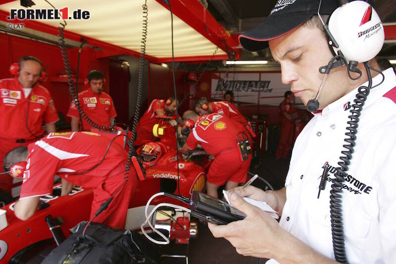 Foto zur News: Nach sieben WM-Titeln in Serie übernimmt Michelin kurz das Zepter, schießt sich mit dem Indy-Skandal aber selbst ins Abseits und eröffnet Bridgestone die Chance auf eine zweite Alleinherrschaft. Für den Ausstieg Ende 2010 macht der Vorstand eine neue Geschäftsstrategie verantwortlich und konzentriert sich seitdem auf auf andere Motorsport-Klassen. Bridgestones Bilanz: 244 Starts und 175 Siege, elf WM-Titel bei den Fahrern und elf bei den Konstrukteuren.