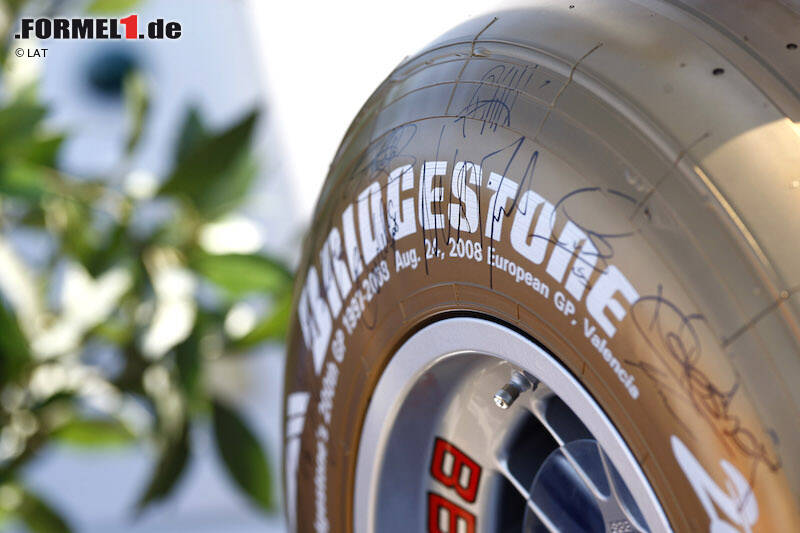 Foto zur News: Untrennbar mit der Erfolgsära Michael Schumachers bei Ferrari und dem Konkurrenzkampf mit Michelin verbunden: Bridgestone. Die Japaner versuchen sich schon 1976 und 1977 erfolglos an der Seite ihrer Landsleute, doch 20 Jahre später gelingt nach einem eigentlich ungeplanten Lernjahr gegen Goodyear (die Entwicklung erfolgte deutlich schneller als erwartet) dank der neuen Rillenreifen der Durchbruch. Goodyear knickt ein und Bridgestone wird zum dritten Reifen-Monopolisten in der Formel-1-Geschichte.