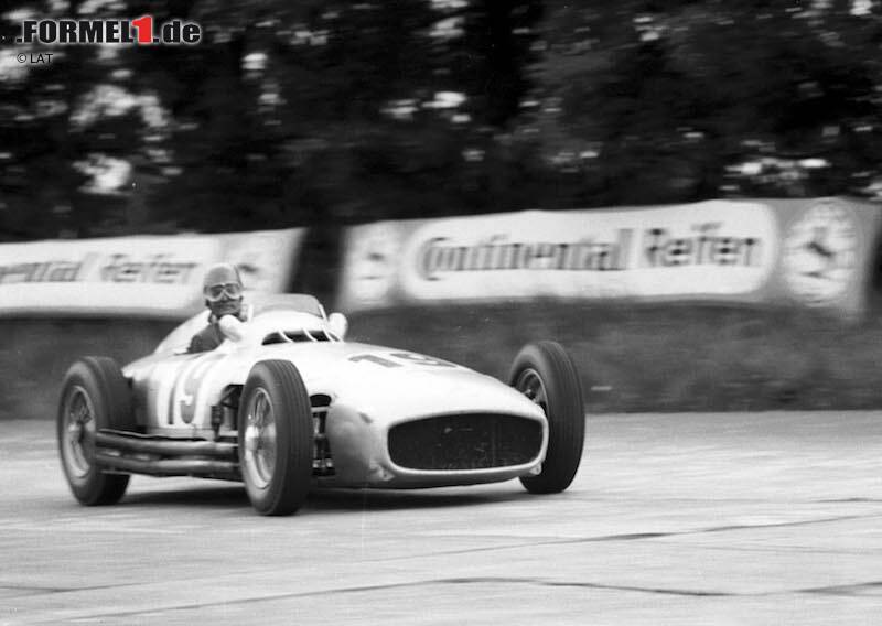 Foto zur News: Erster deutscher Reifenhersteller in der Formel 1 ist 1954 Continental. Als Mercedes-Partner stattet das Unternehmen aus Hannover Rennlegenden wie Juan Manuel Fangio, Hans Hermann und Karl Kling in ihren Silberpfeilen aus und wird in den ersten zwei Jahren des Engagements zweimal Weltmeister.