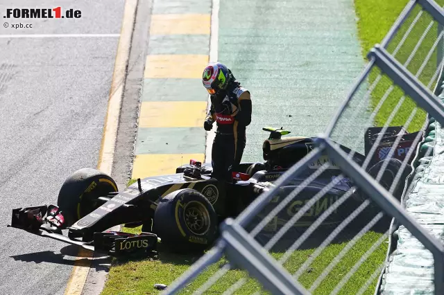 Foto zur News: Das bedeutet das Aus für Maldonado (und seinen Teamkollegen Romain Grosjean, der wegen eines technischen Problems fast zeitgleich an der Box aufgibt) ...