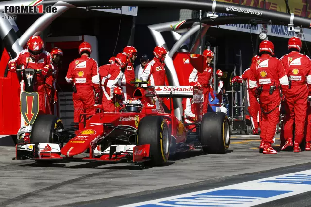 Foto zur News: Auch für Räikkönen geht das Drama weiter: Beim (frühen) ersten Boxenstopp klemmt das linke Hinterrad, was wertvolle Sekunden kostet. Scheint ein italienisches Syndrom zu sein, denn der Toro-Rosso-Crew unterläuft später bei Sainz genau das gleiche Missgeschick.