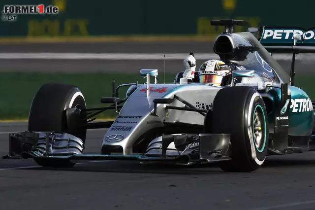 Foto zur News: Zweiter Sieg in Melbourne für Hamilton nach seinem ersten Weltmeister-Jahr 2008, 1,4 Sekunden vor Rosberg, mehr als eine halbe Minute vor Vettel. Spätestens jetzt ist klar: Mercedes fährt auch 2015 in einer eigenen Liga.