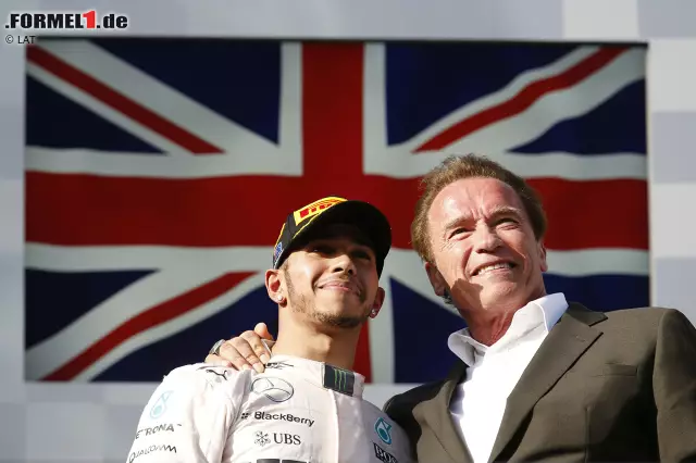 Foto zur News: Bei der Siegerehrung gratuliert niemand geringerer als Arnold Schwarzenegger - und der überraschte Hamilton ("I'll be back!") scherzt: "Ich hatte gedacht, du bist größer!" Kleiner Randaspekt: Das Sauber-Team, im Rechtsstreit mit Giedo van der Garde noch vor ein paar Tagen mit dem Rücken zur Wand, verlässt Melbourne sensationell als WM-Dritter.