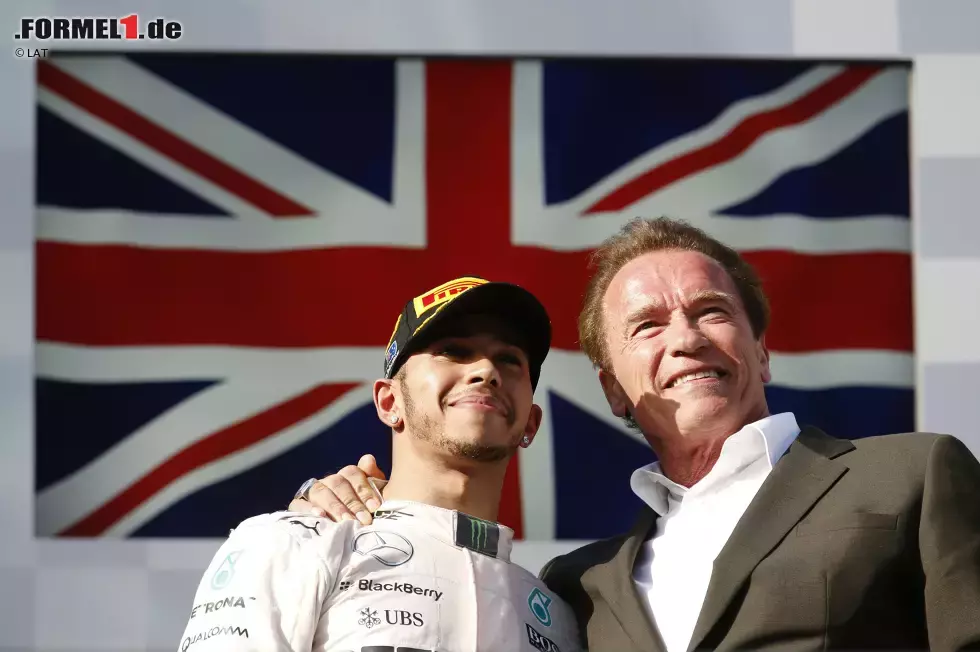 Foto zur News: Bei der Siegerehrung gratuliert niemand geringerer als Arnold Schwarzenegger - und der überraschte Hamilton (&quot;I&#039;ll be back!&quot;) scherzt: &quot;Ich hatte gedacht, du bist größer!&quot; Kleiner Randaspekt: Das Sauber-Team, im Rechtsstreit mit Giedo van der Garde noch vor ein paar Tagen mit dem Rücken zur Wand, verlässt Melbourne sensationell als WM-Dritter.