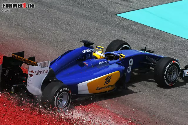 Foto zur News: Die rennentscheidende Situation: Der sensationell an achter Stelle liegende Schwede Marcus Ericsson gräbt sich mit dem Sauber nach einem Anfängerfehler in der vierten Runde ins Kiesbett ein...