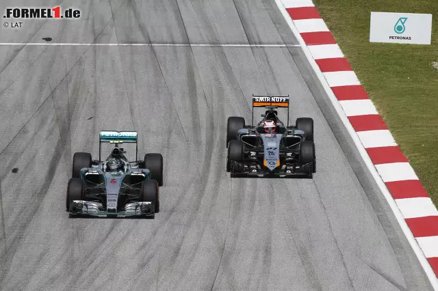 Foto zur News: Wenig später schnappt sich Rosberg auch noch Hülkenberg. Damit führt Vettel gut zehn Sekunden vor Hamilton und Rosberg - und Mercedes rechnet damit, die Ferrari-Jagd eröffnen zu können. "Du bist auf Kurs zu Platz zwei hinter Lewis", funkt man Rosberg ins Cockpit. Ein Irrglaube.