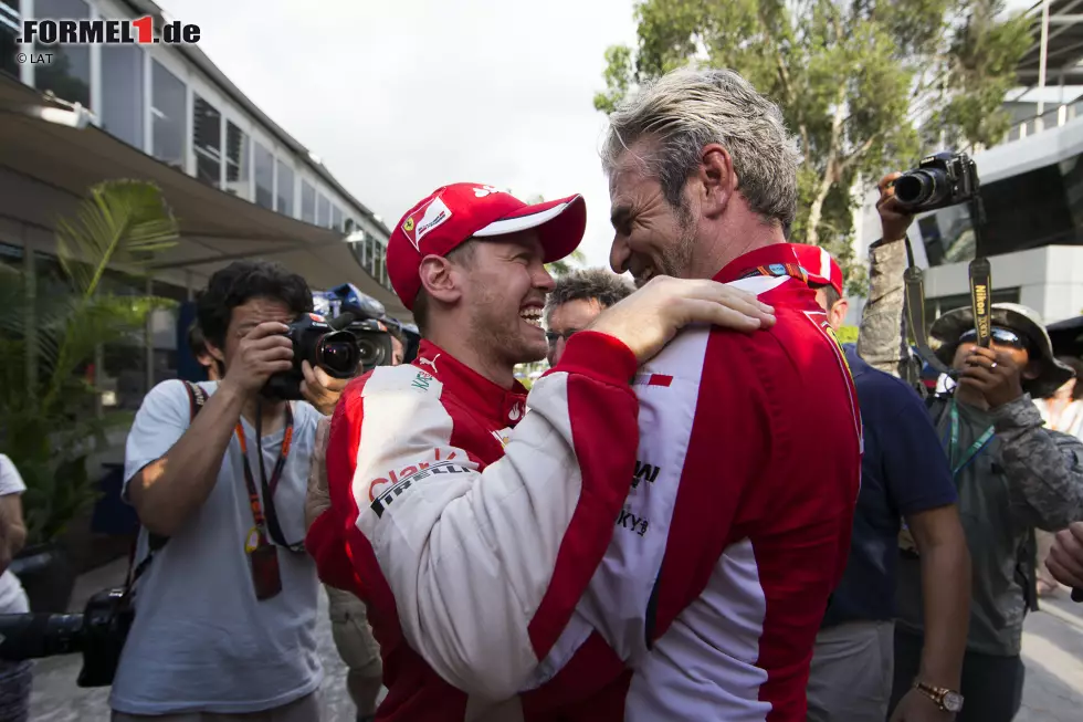 Foto zur News: &quot;Grazie mille, Maurizio&quot;: Vettel schwebt nach seinem ersten Ferrari-Sieg schon im zweiten Rennen auf Wolke sieben. Und sagt: &quot;Ein Traum wird wahr. Michael war mein Held. Mir ist noch gar nicht klar, wie besonders dieser Sieg ist.&quot; Bei der Scuderia fließen endlich wieder Tränen der Freude.