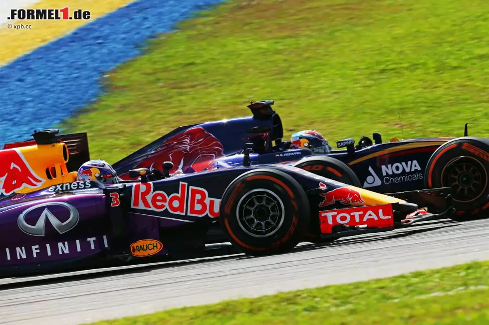 Foto zur News: Etwas weiter hinten sorgt Max Verstappen (Toro Rosso) für Furore: Der jüngste Formel-1-Fahrer wird in Sepang als Siebter auch der jüngste Punktesammler aller Zeiten. Mit Manövern wie hier gegen Ricciardo oder im Finish gegen Sainz lässt er das Herz seines stolzen Papas Jos höher schlagen. Und vergessen, dass er in der Boxeneinfahrt einmal beinahe gecrasht wäre.