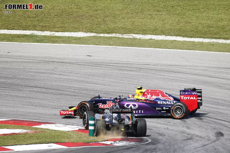 Foto zur News: Nach einem weiteren Flüchtigkeitsfehler von Teamkollege Ricciardo will Daniil Kwjat besonders clever sein und sowohl den Australier als auch Hülkenberg in einem Aufwasch überrumpeln. Das geht schief: Hülkenberg schiebt Kwjat in einen Dreher und kassiert dafür eine Zehn-Sekunden-Strafe. Übrigens genau wie auch Sergio Perez, der Romain Grosjean (Lotus) auf die Hörner nimmt. P13 und P14: Force India geht in Sepang punktelos aus.