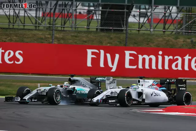 Foto zur News: Restart in der vierten Runde: Unmittelbar nach der Safety-Car-Linie attackiert Hamilton Massa - und verbremst sich dabei so hart, dass er stattdessen sogar Bottas durchlassen muss.