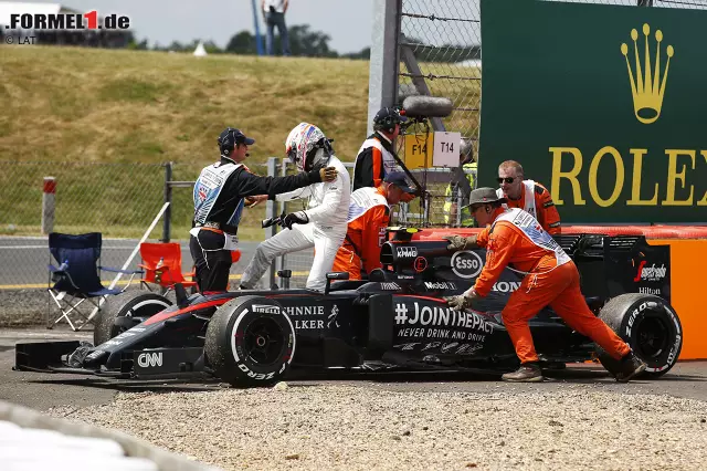 Foto zur News: Wegen der Bergung des Fahrzeugs von Jenson Button muss das Safety-Car in der zweiten Runde auf die Strecke.