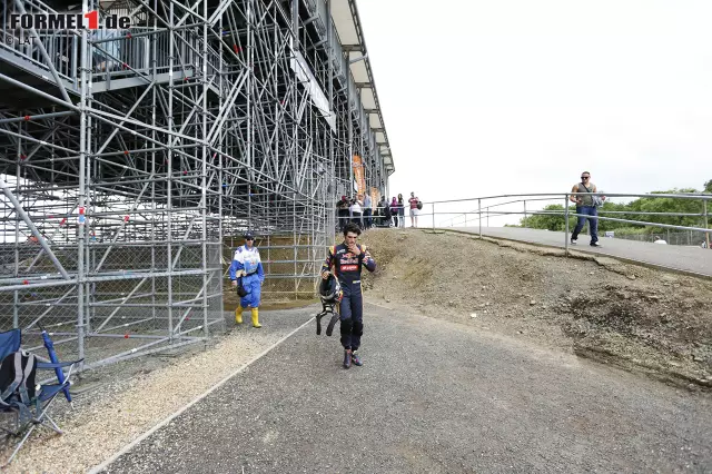 Foto zur News: Obwohl es allmählich zu regnen beginnt, als Carlos Sainz mit seinem Ausfall eine virtuelle Safety-Car-Phase auslöst. Es ist ein schwarzer Tag für Red Bull: Bei Sainz streikt die Elektrik, Max Verstappen schmeißt den Toro Rosso weg, bei Daniel Ricciardo geht die Motorsteuerung ein. Nur Daniil Kwjat holt als Sechster WM-Punkte.